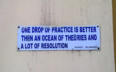 Una gota de práctica es mejor que un océano de teorías y mucho de la resolución.